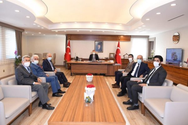 Adana Güçbirliği Vakfı Yönetim Kurulu Başkanı Yüksel Yavuz, Yönetim Kurulu Üyeleri ile birlikte Adana Valisi Süleyman Elban’ı makamında ziyaret ederek yeni görevinde başarılar dilediler.
