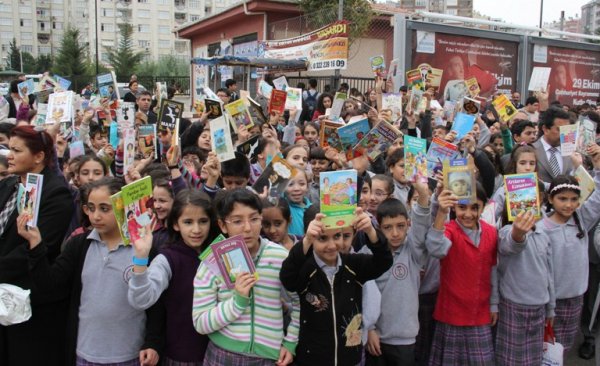 KİTAP VE OYUNCAK BAĞIŞLAMA İZDİHAMI